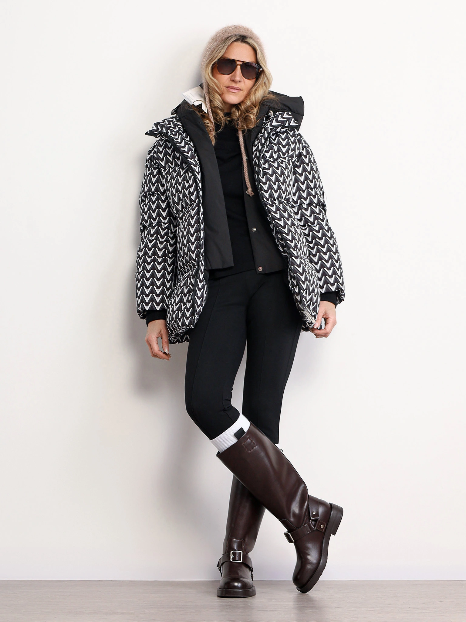 Пуховик с абстрактным принтом черного цвета с капюшоном-манишкой